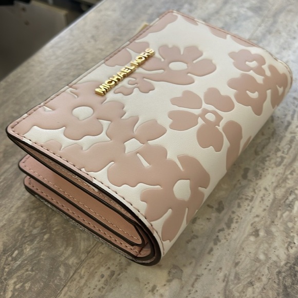 Michael Kors Jet Set Medium Floral Print Bi-Fold Wallet 
POWDER BLUSH
NWT
Pink - Picture 9 of 16